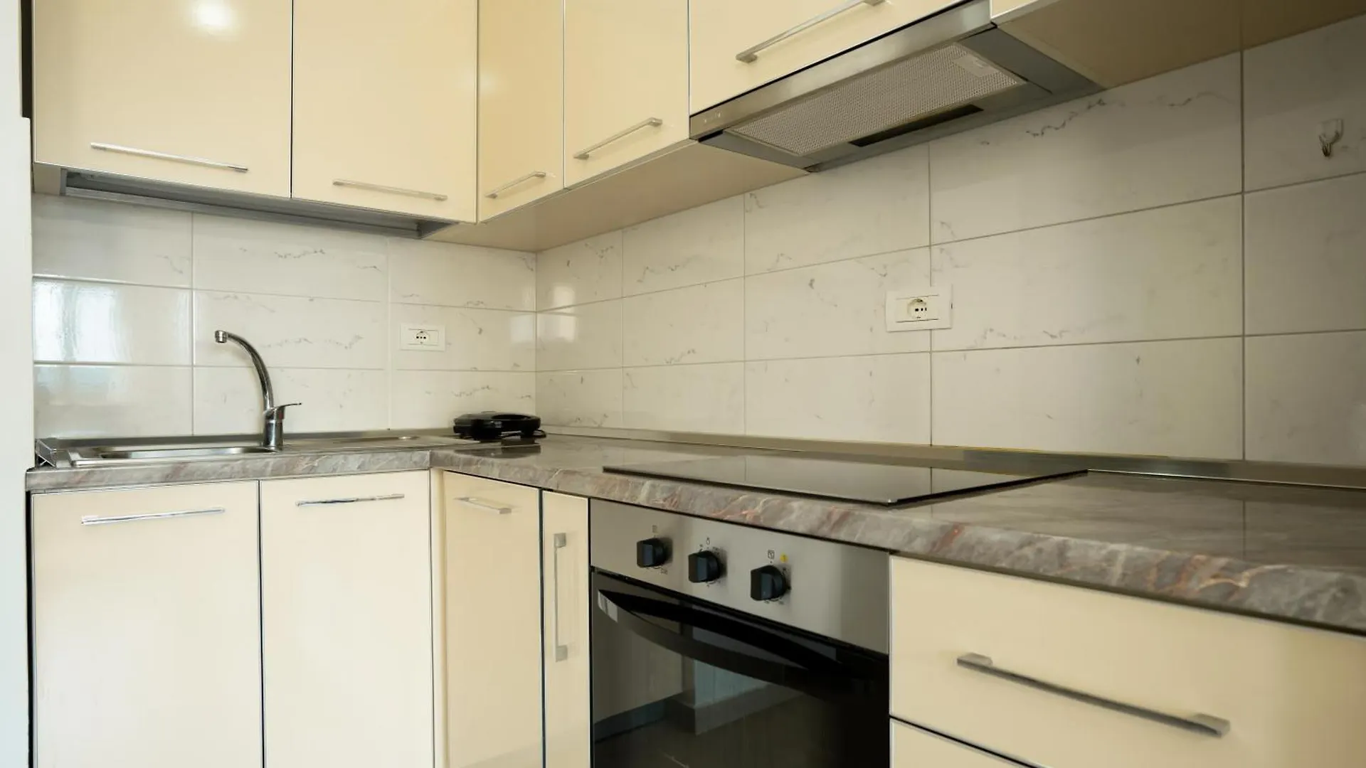 Albora'S Seaside Apartment Durres